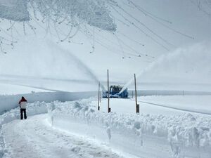 Grossglockner Hochalpenstrasse Schneeraeumung 2013 63.jpg