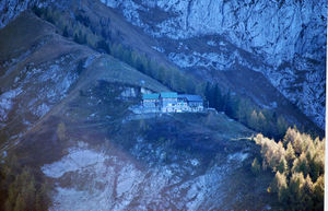 Purtscheller-Haus, Zoomaufnahme von der Ahornkaser Hütte aus.jpg