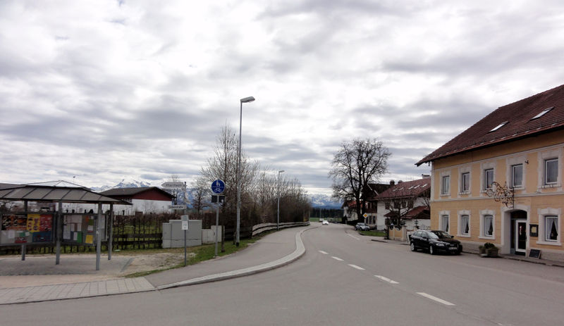 Datei:Südliche Einfahrt in Surheim.jpg