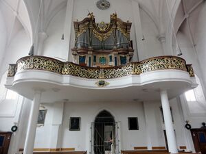 Empore und Orgel von Tittmoning.jpg
