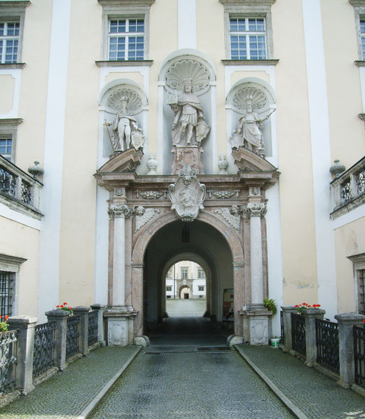 Datei:Stift Kremsmünster Portal.jpg