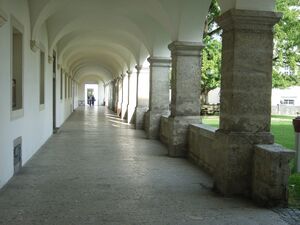 Stift kremsmünster arkadengang.jpg