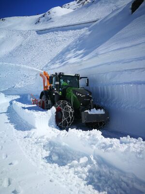 Großglockner Hochalpenstraße Schneeräumung 2021 12.jpg