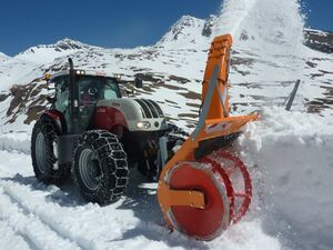 Grossglockner Hochalpenstrasse Schneeraeumung 2013 118.jpg