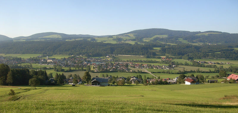 Datei:Thalgauansicht mit Thalgauberg.jpg