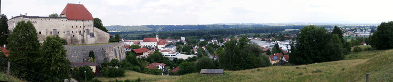 Datei:Tittmoning-Panorama a.jpg