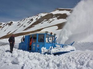 Großglockner Hochalpenstraße Schneeräumung 16 April 2015 09.jpg