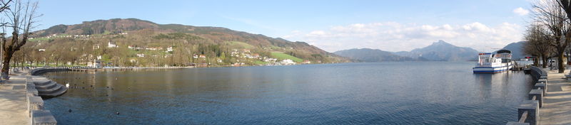 Datei:Mondseepanorama von der Strandpromenade aus.JPG