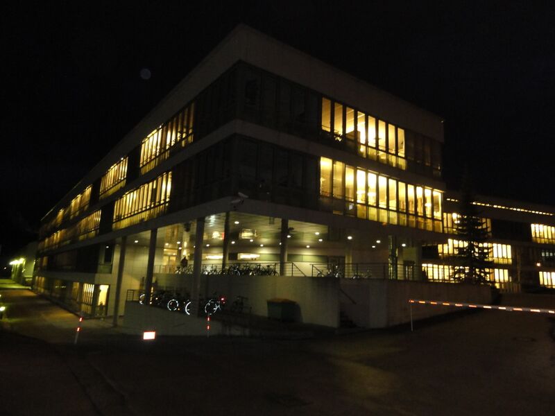 Datei:Pressezentrum Salzburg bei Nacht Gebäudeteil Salzburger Nachrichten.JPG