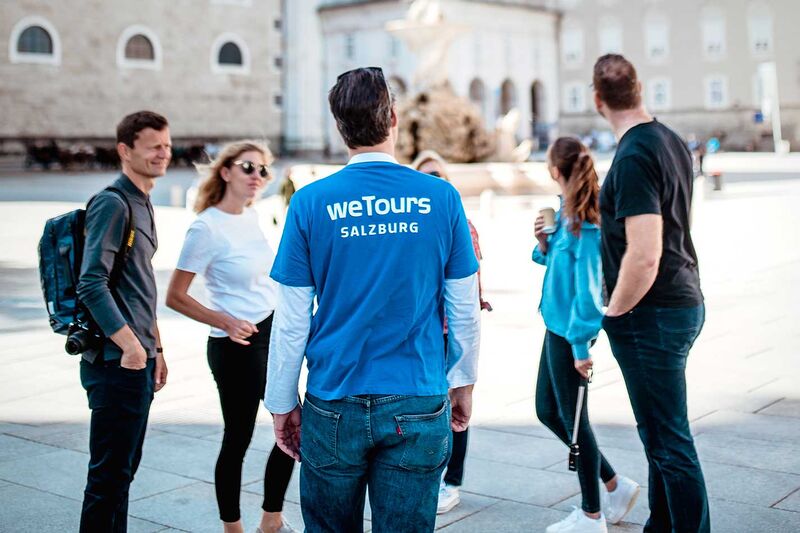 Datei:Sound-of-Music-Walking-Tour-Residenzplatz-Guided-Sightseeing-Tour-Salzburg-weTours.jpeg