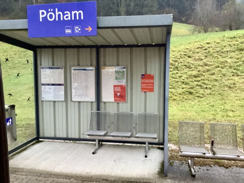 Datei:Wartekoje des Bahnhofes Pöham.jpg
