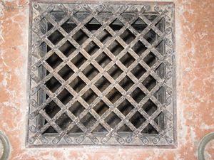 Gitter zum Sarkophag im Mausoleum Wolf Dietrichs.jpg