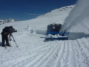Großglockner Hochalpenstraße Schneeräumung 22 April 2015 14.jpg