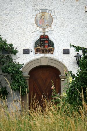 Hauseingang, Vordernußdorf in Berg-Sam.jpg