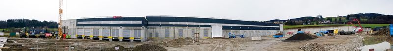 Datei:Postverteilungszentrum Thalgau. Ostansicht, Panorama.JPG