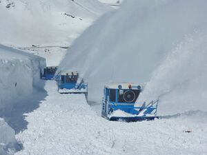 Großglockner Hochalpenstraße Schneeräumung 20. April 2016 06.jpg