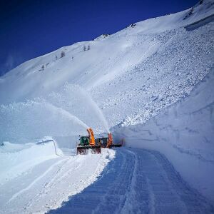 Großglockner Hochalpenstraße Schneeräumung 2021 18.jpg