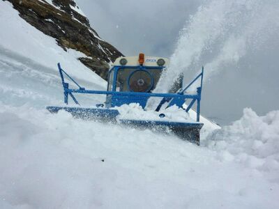 Grossglockner Hochalpenstrasse Schneeraeumung 2013 102.jpg