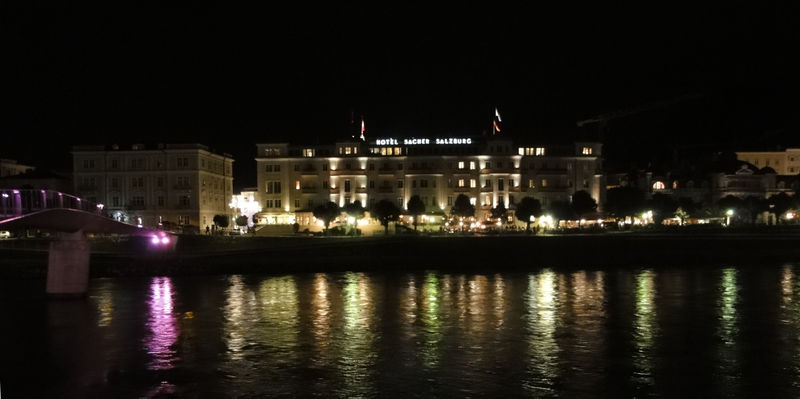 Datei:Hotel Sacher bei Nacht.jpg