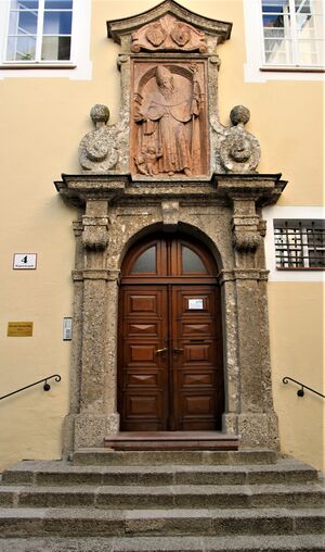 Portal Pfarrhof Mülln.JPG