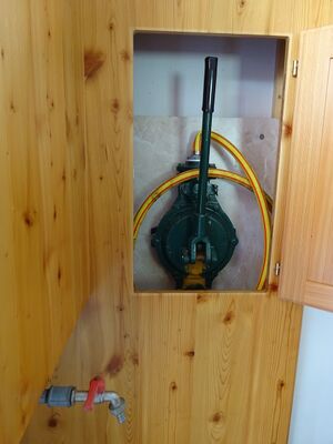 Kolomanikapelle Wasserpumpe.JPG