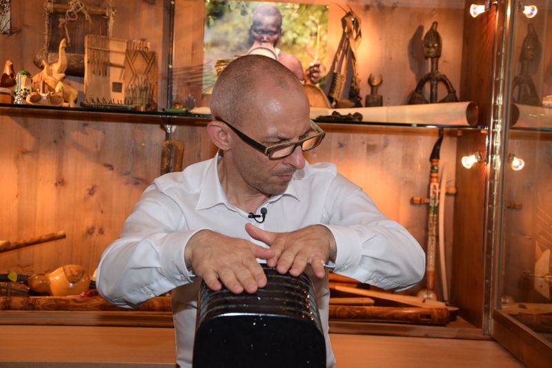 Datei:Musikinstrumente-Museum der Völker 13.jpg