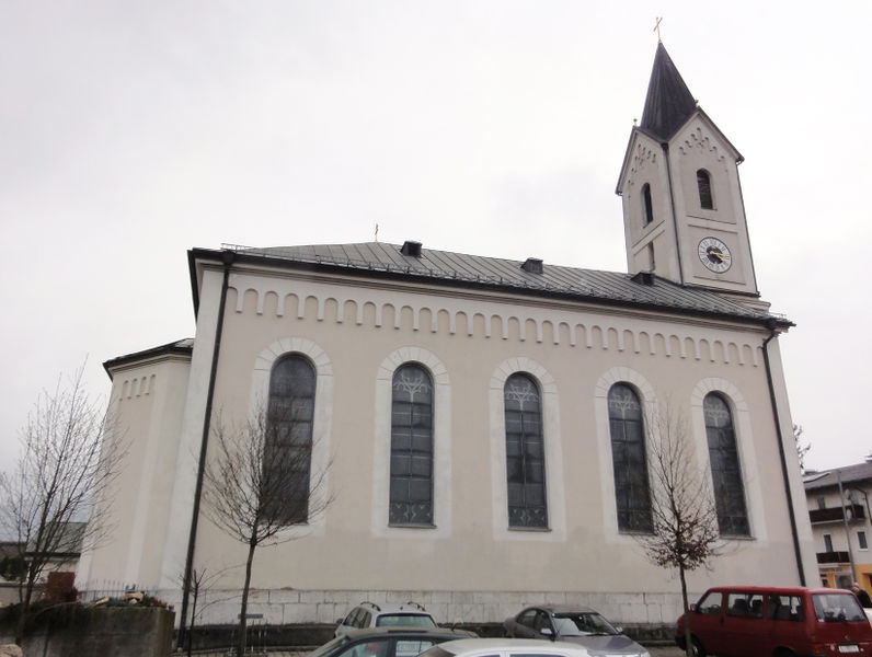 Datei:Pfarrkirche Maria-Hilf in Leopoldskron-Moos.jpg
