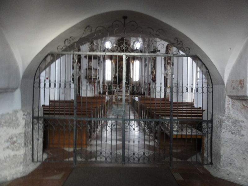 Datei:Propsteikirche Mattighofen, Gitter unter der Empore.JPG
