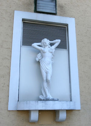 Skulptur beim Roma Club.jpg