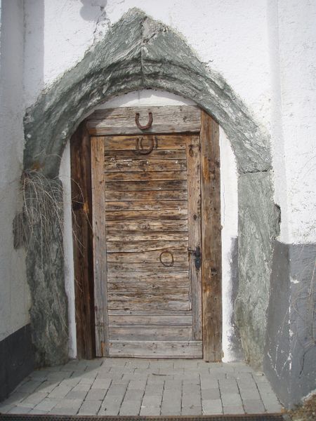 Datei:Natursteinportal Schloss Kammer.jpg
