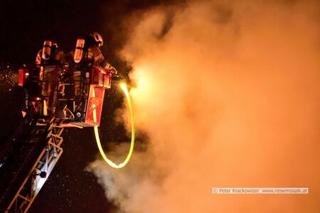 2017 01 08 FF Neumarkt am Wallersee Brand Wallbachsiedlung 16.jpg