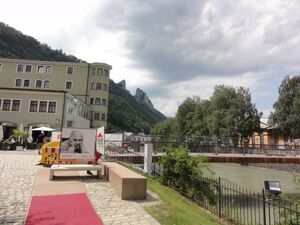 Ausstellung Menschenbilder am Halleiner Kornsteinplatz.JPG