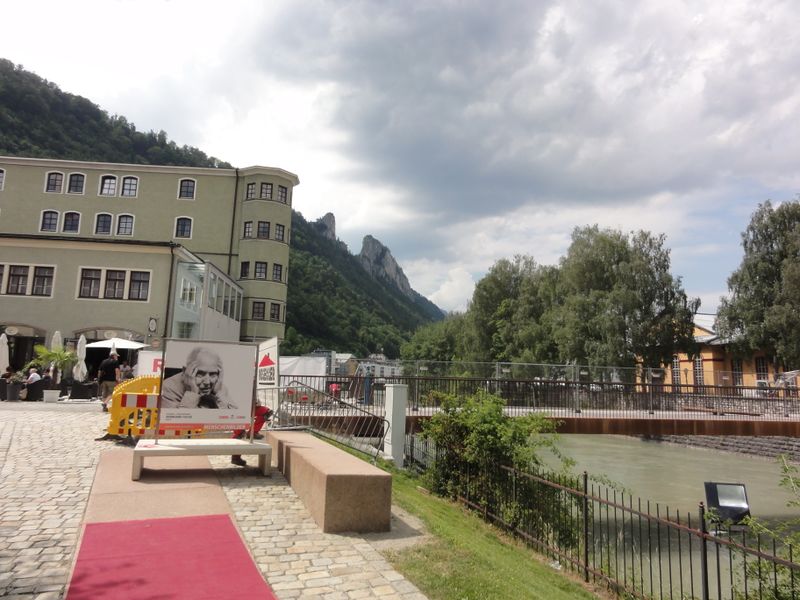 Datei:Ausstellung Menschenbilder am Halleiner Kornsteinplatz.JPG