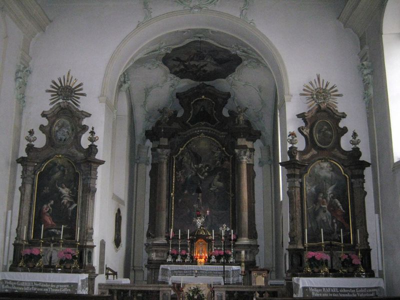 Datei:St. Michaelskirche innen.jpg