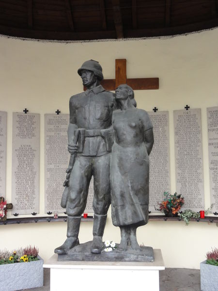 Datei:Bronzeplastik Abschied des Soldaten von Josef Kiss.JPG