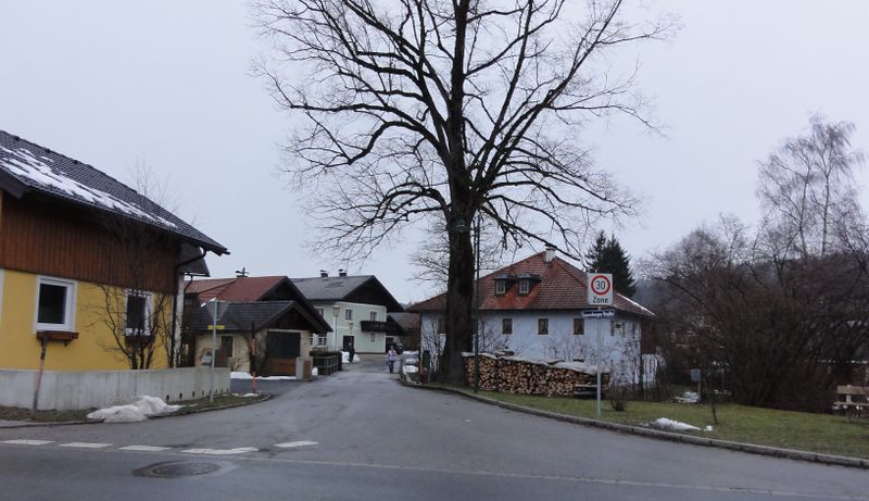 Datei:Enzersbergerstraße, Beginn in Thalgau.jpg