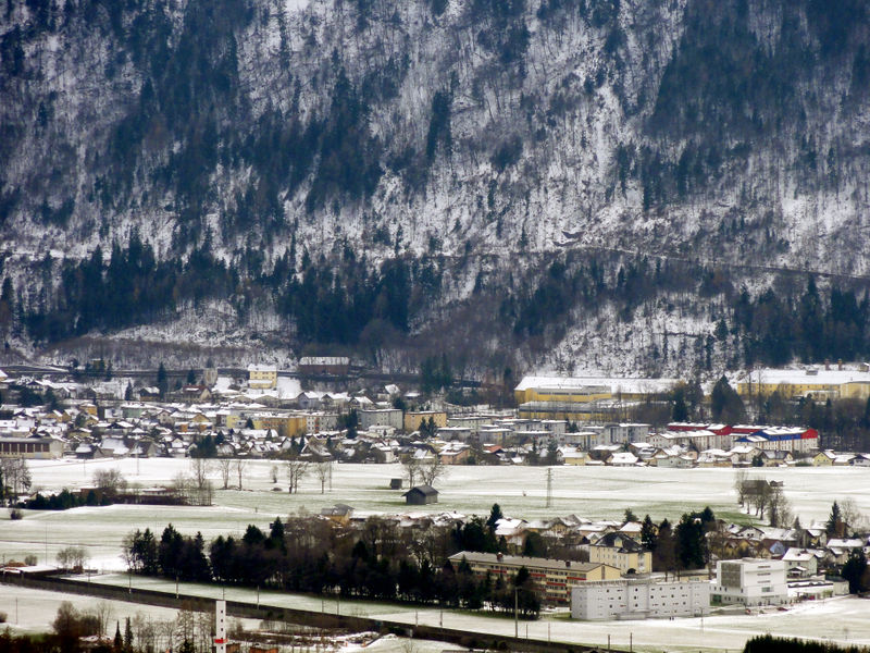 Datei:Kahlsperg und Neualm.jpg