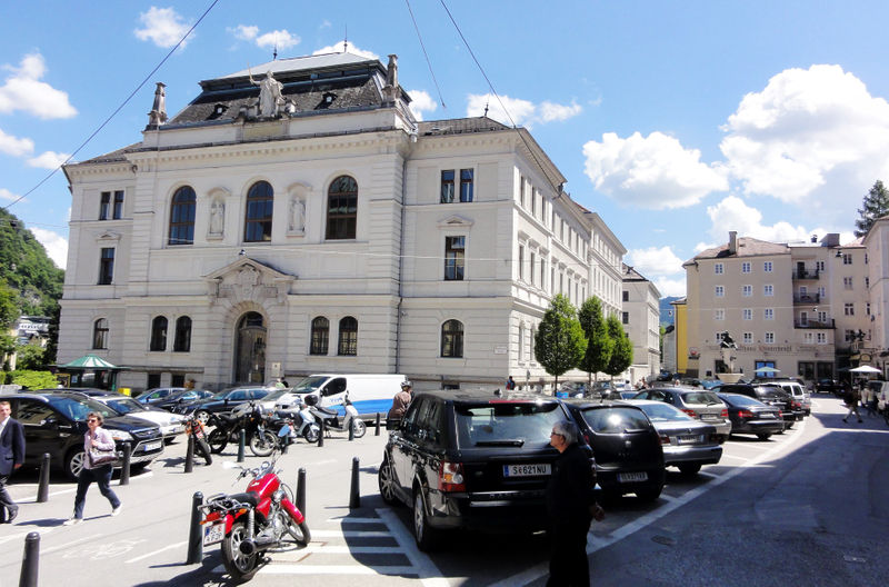 Datei:Kajetanerplatz und Justizgebäude a.jpg
