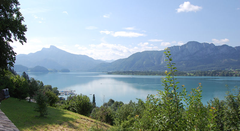 Datei:Mariahilfblick zum mondsee.jpg