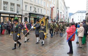Landwehrschützen Wals, dahinter Prangerschützen Seekirchen.jpg