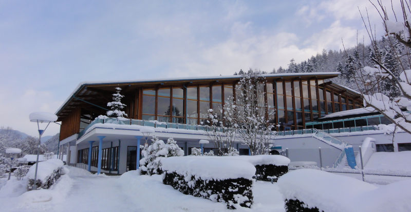 Datei:Außenansicht der Watzmann Therme.jpg