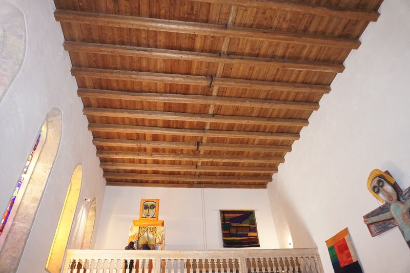 Datei:Holzdecke, Empore, Orgel.jpg