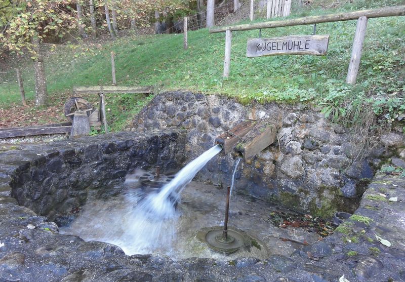 Datei:Kugelmühle in Betrieb.jpg