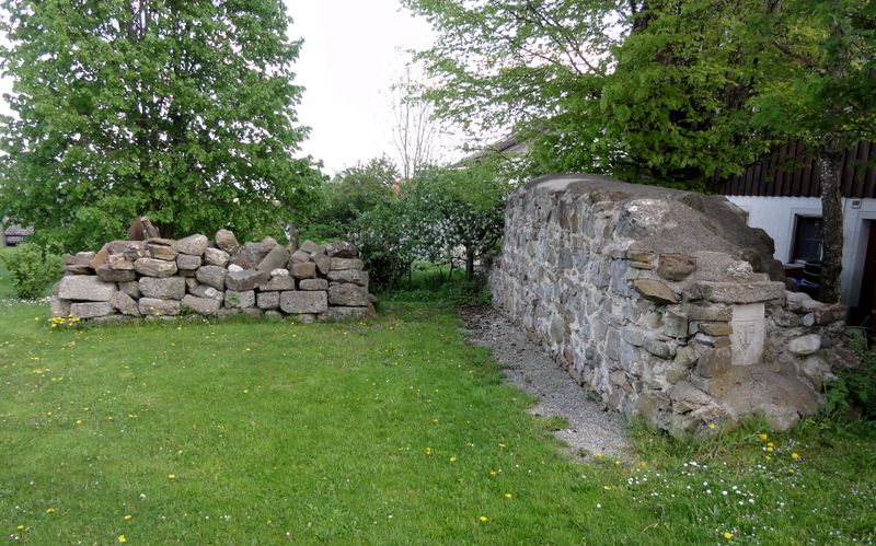 Datei:Mauerreste einer einstigen Burg in Vachenlueg.JPG