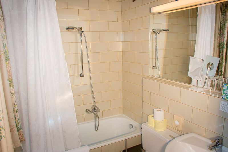 Datei:Hohlwegwirt Zimmer 04.jpg