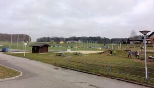 Sportanlage nahe der Schulen in Eggelsberg.jpg