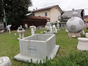 Ausstellungsstücke im Garten der Steinmetzfirma Moser in Seekirchen.jpg