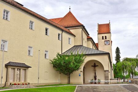 Benediktinerabtei Michaelbeuern 2015 02.jpg
