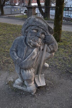 Der Zwerg mit dem Spaten.jpg