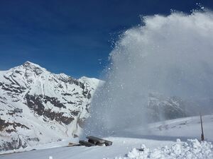 Großglockner Hochalpenstraße Schneeräumung 15 April 2015 04.jpg